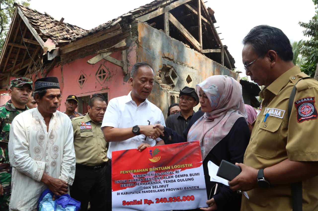 Minister of Social Affairs Visits Pandeglang Earthquake Victims