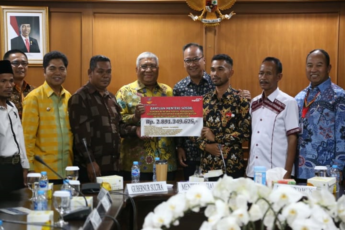 Mensos Serahkan Bantuan Korban Bencana Sosial Buton