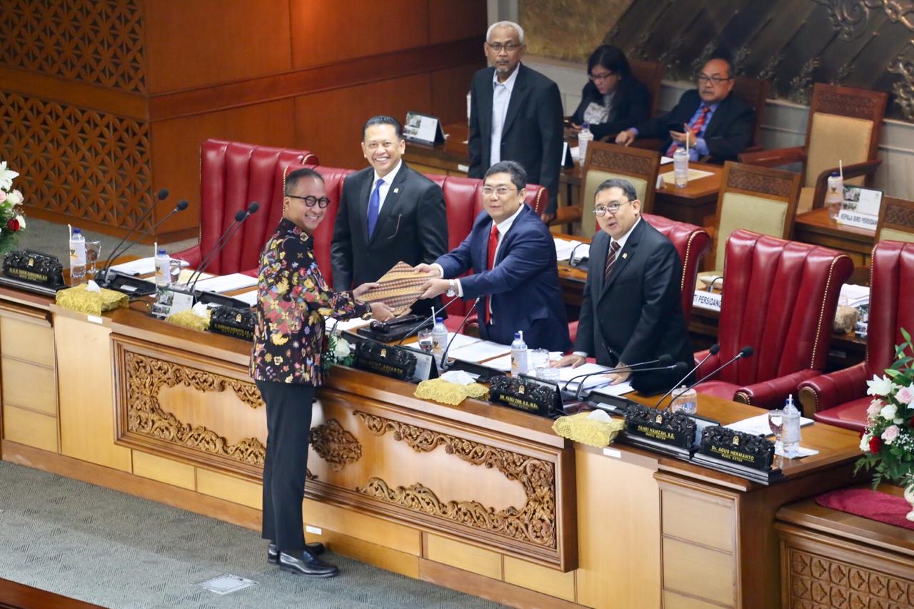 Mensos Hadiri Rapat Paripurna DPR RI Pengesahan UU Pekerja Sosial