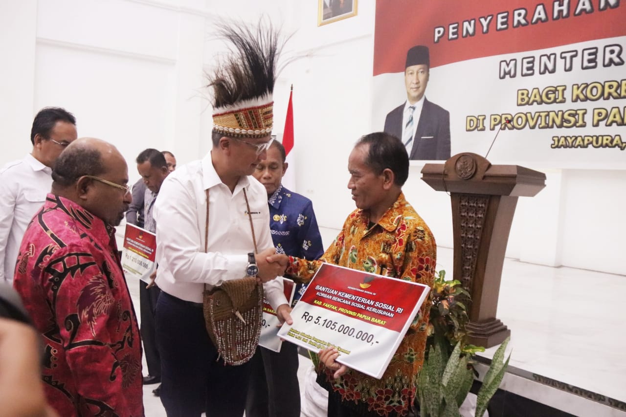 Mensos Serahkan Bantuan Sosial kepada Korban Kerusuhan Papua