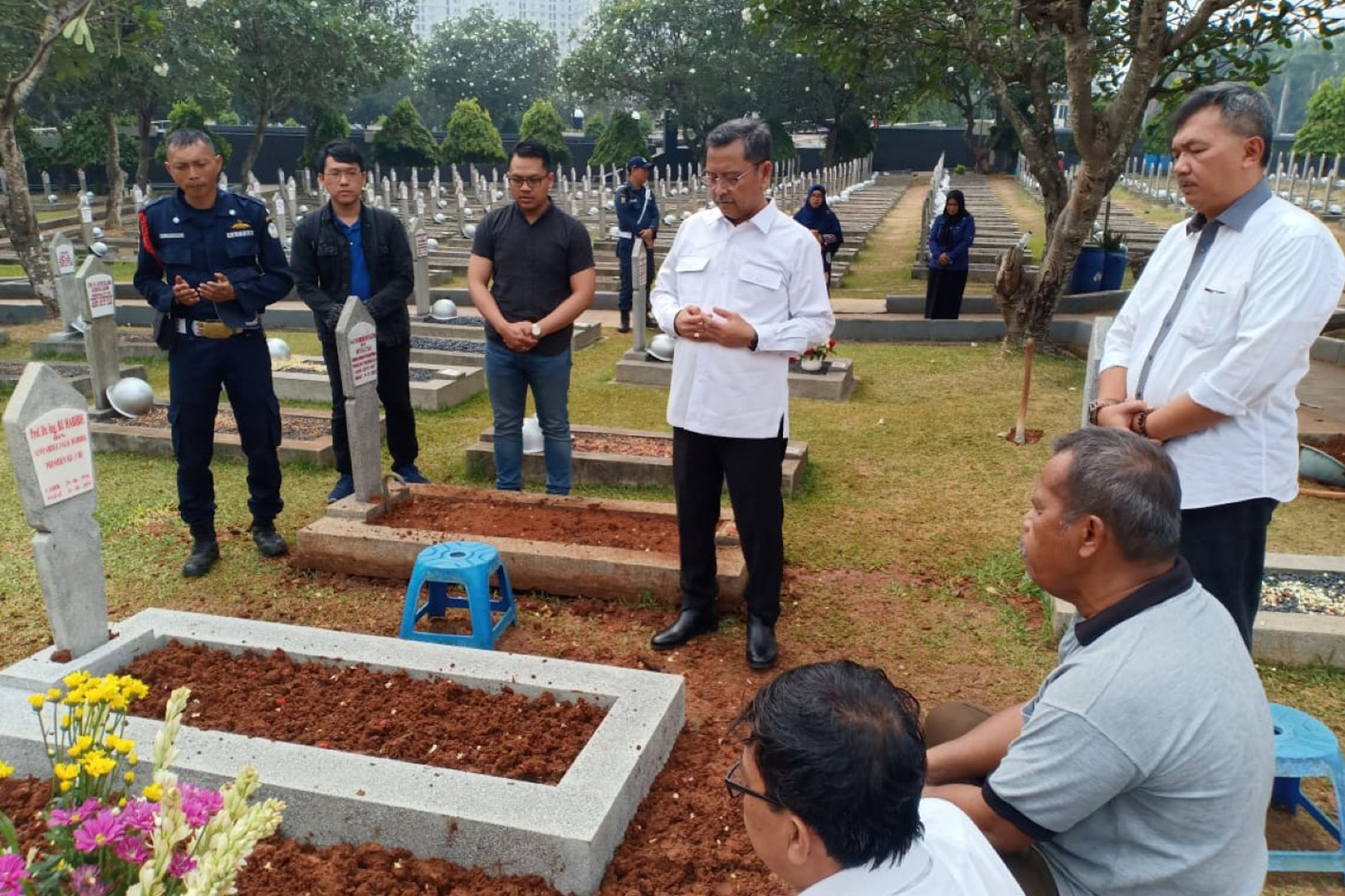 Director General of Social Affairs Reviews the Installation of B.J Habibie Gravestone