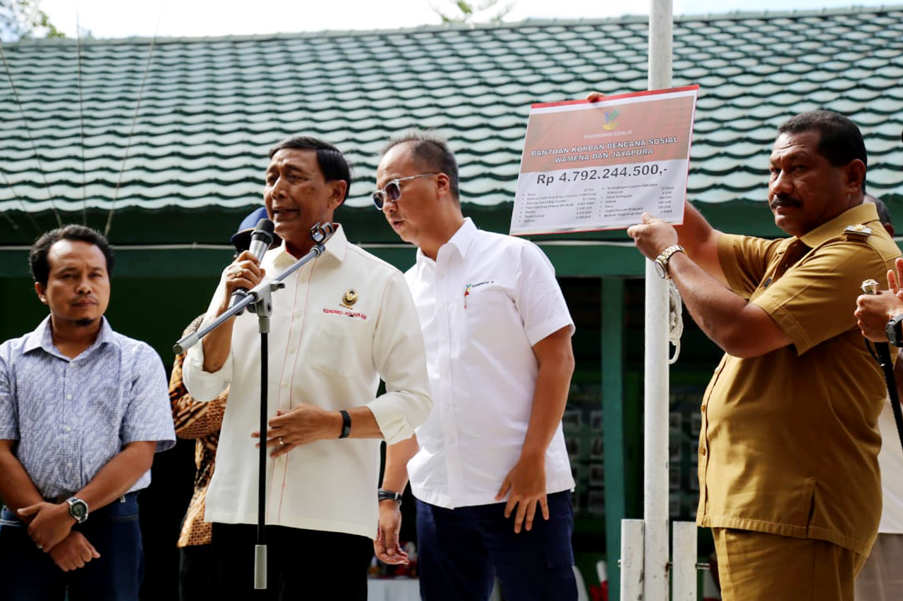 Minister of Social Affairs Visits Wamena Social Disaster Victims Area