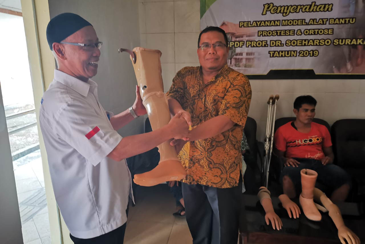 BBRSPDF "Prof. Dr. Soeharso" Serahkan Alat Bantu Protese