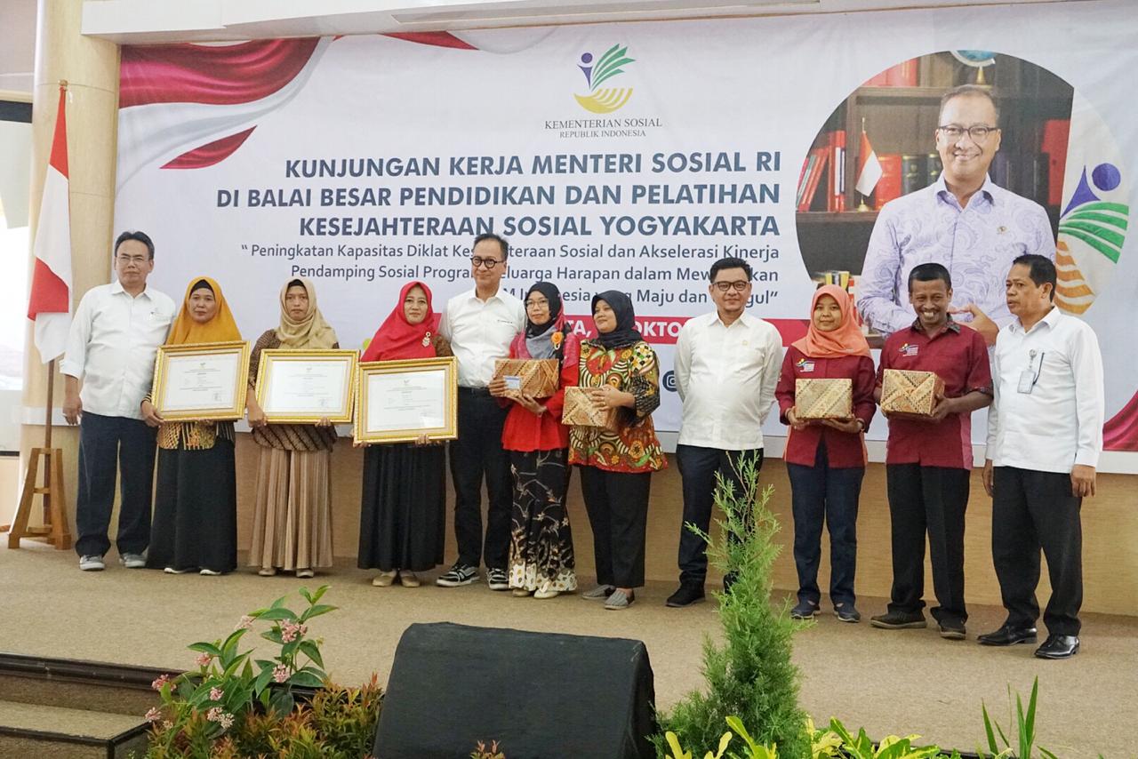 Mensos Sampaikan Pentingnya Peran SDM Kesos