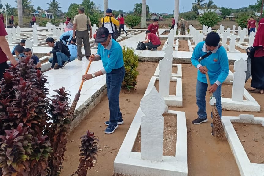 Pencanangan Bakti Sosial dan Penyerahan Bantuan Sosial Lanjut Usia