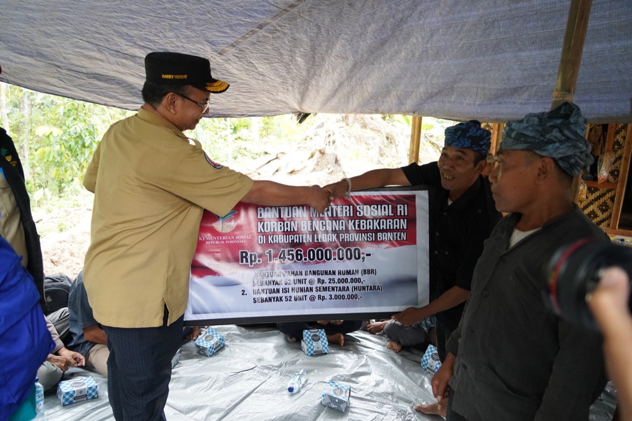 Kemensos Beri Bantuan dan Tinjau Pembangunan Rumah Kembali Akibat Kebakaran di Baduy