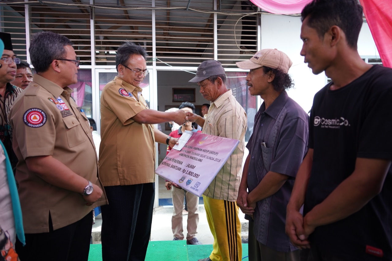 Kemensos Salurkan Bantuan Jadup Bagi Korban Bencana Tsunami di Pandeglang