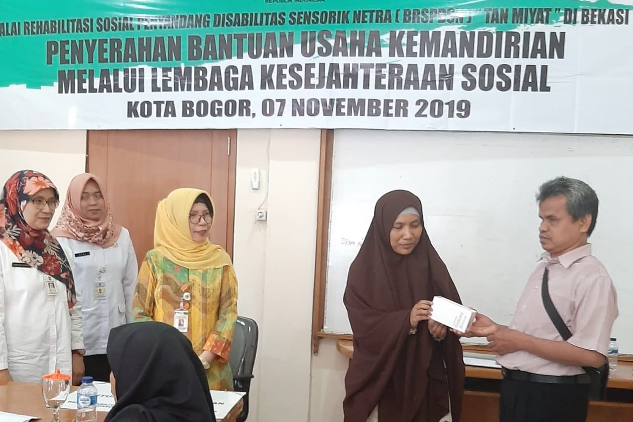 BRSPDSN "Tan Miyat" Serahkan 150 Bantuan Usaha Kemandirian PDSN