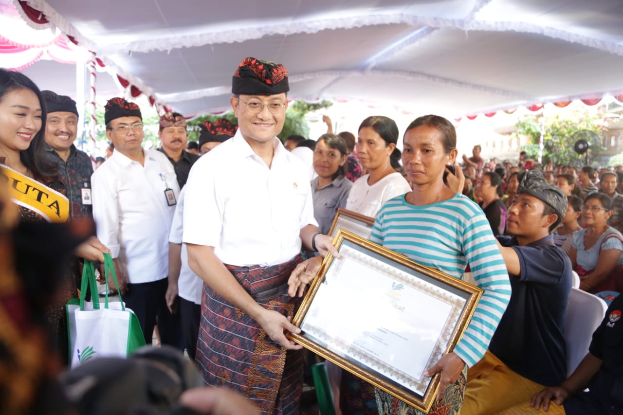 Minister of Social Affairs Gives Social Assistance at BRSPDSN "Mahatmiya" Bali