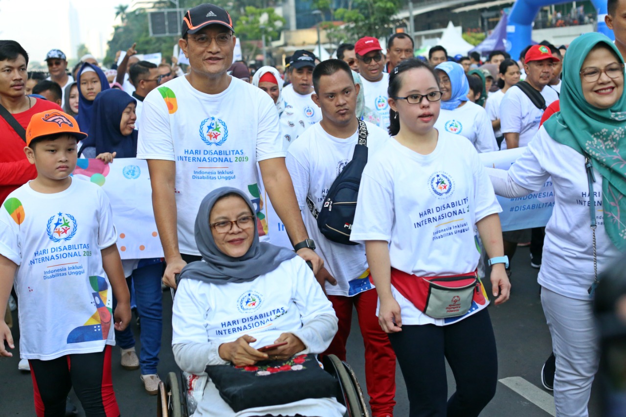 Peringati HDI Tahun 2019 Mensos Dorong Kursi Roda Penyandang Disabilitas dan Ikut Juggling