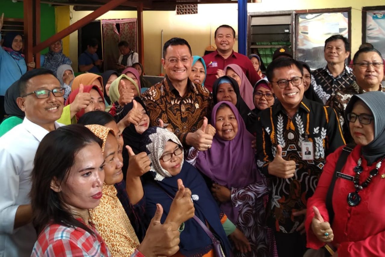 Social Minister Visits KUBE E-Warong and Dialogue with KPM in Surabaya