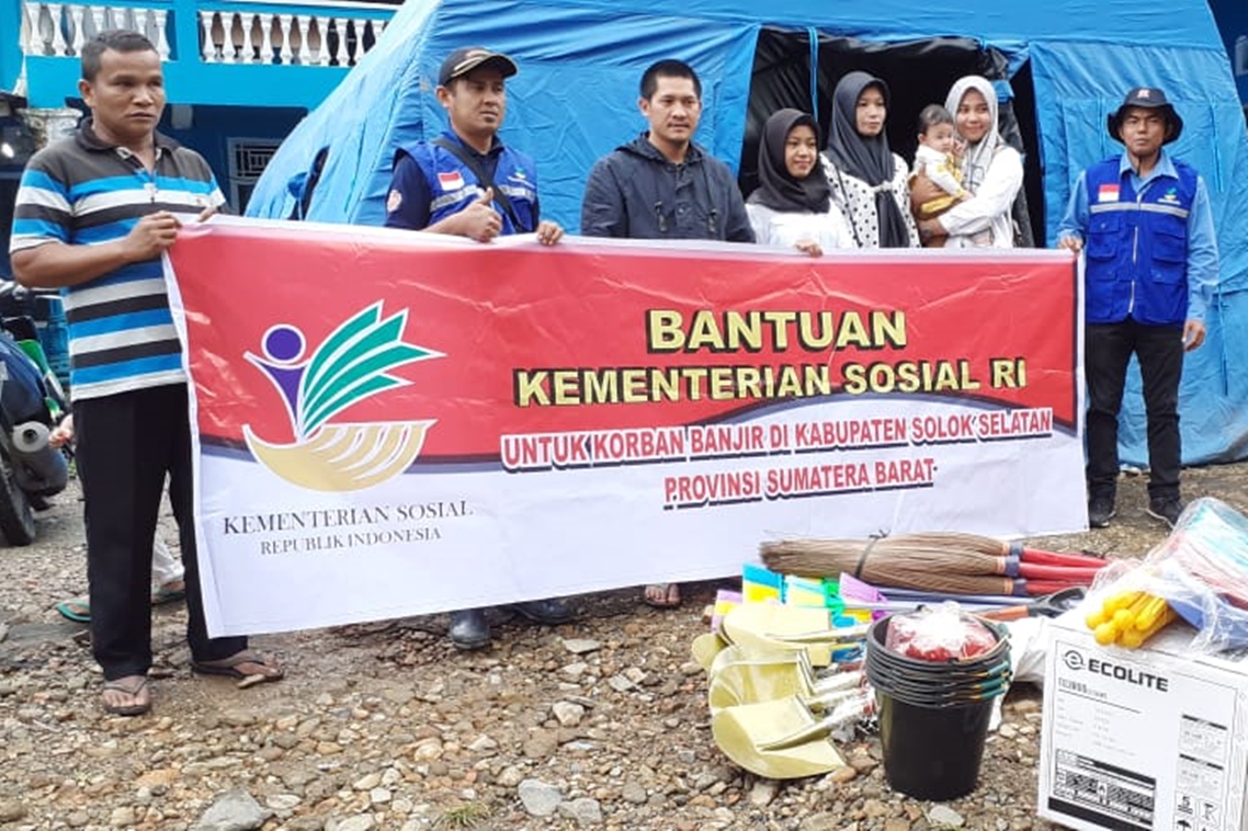 Kemensos Salurkan Bantuan Banjir Solok Selatan Rp 1,6 Miliar