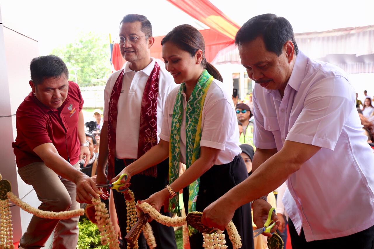 Minister of Social Affairs Inaugurates The Report Recipient Institutions Intan Banua