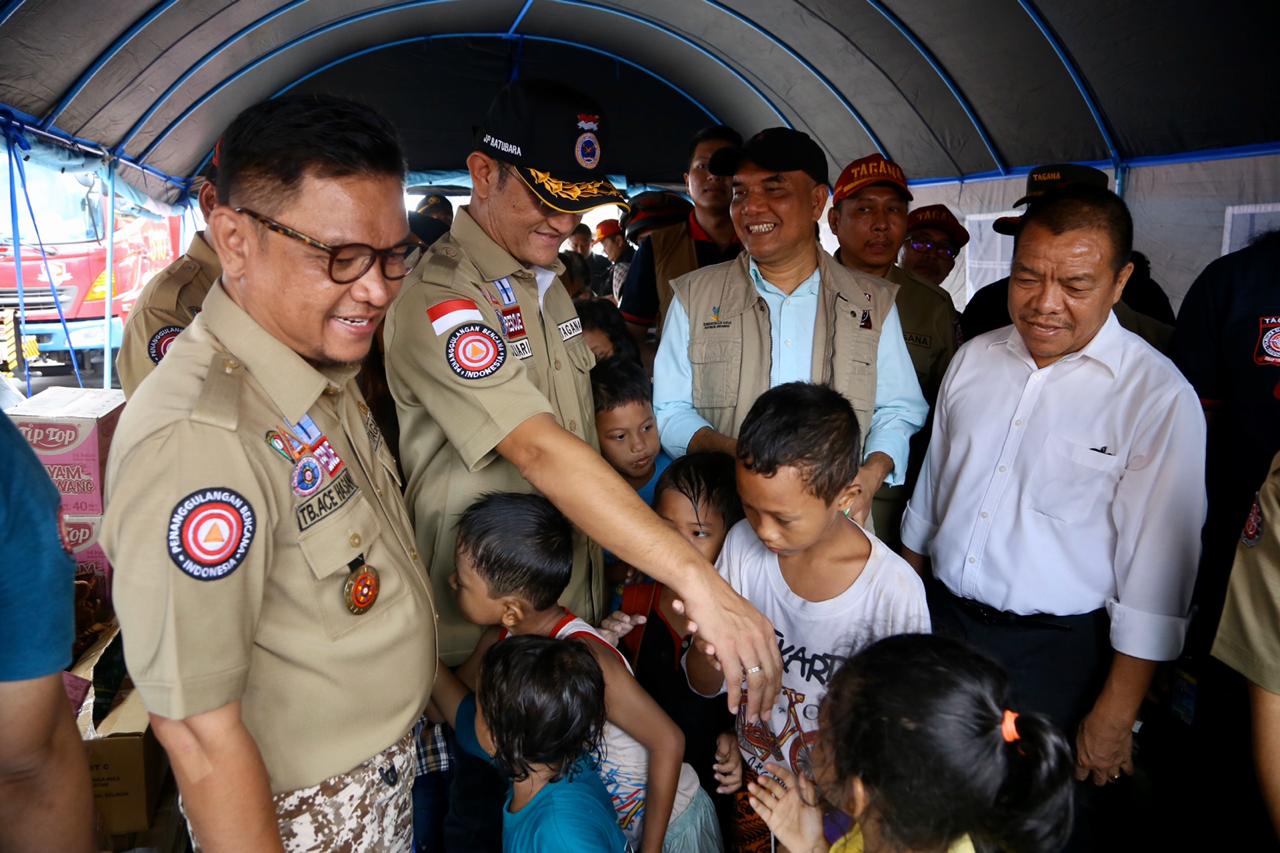 Social Minister Visits Jakarta and Bekasi Flood Affected Location