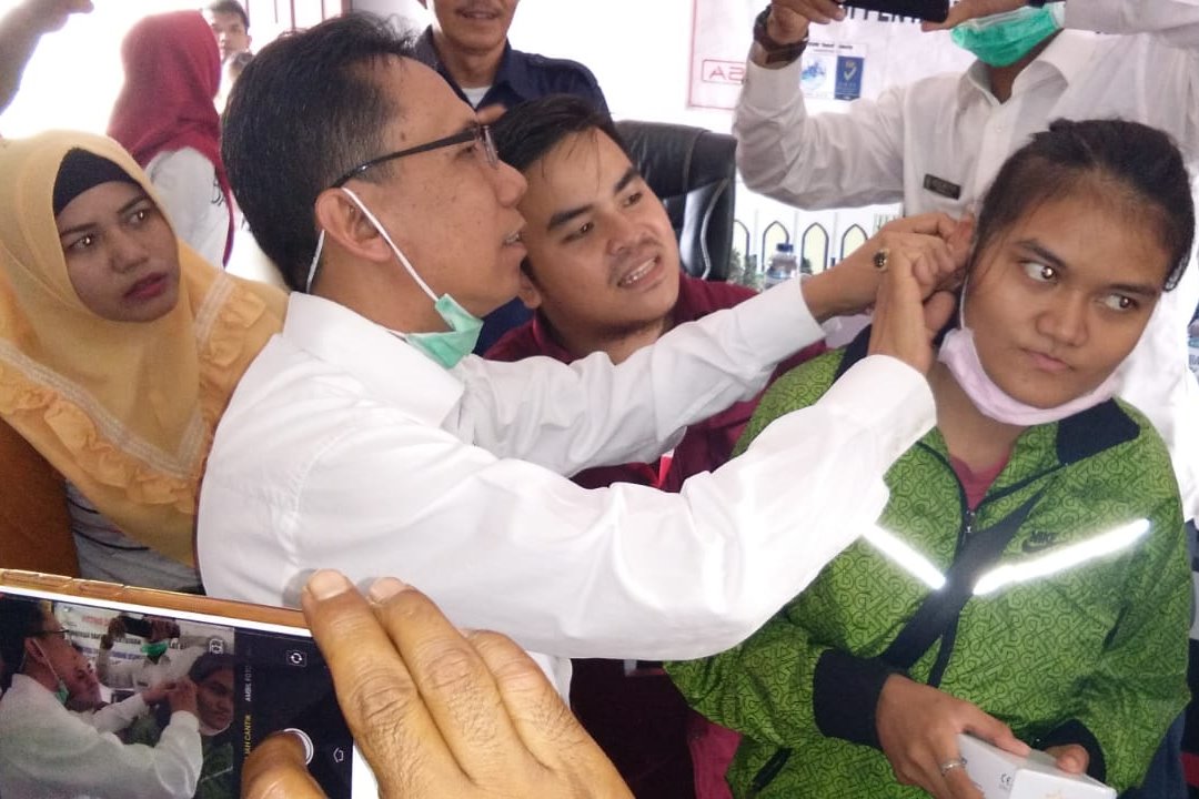 BRSPDSRW "Melati" Distributes Hearing Aids BanTu in Riau Province