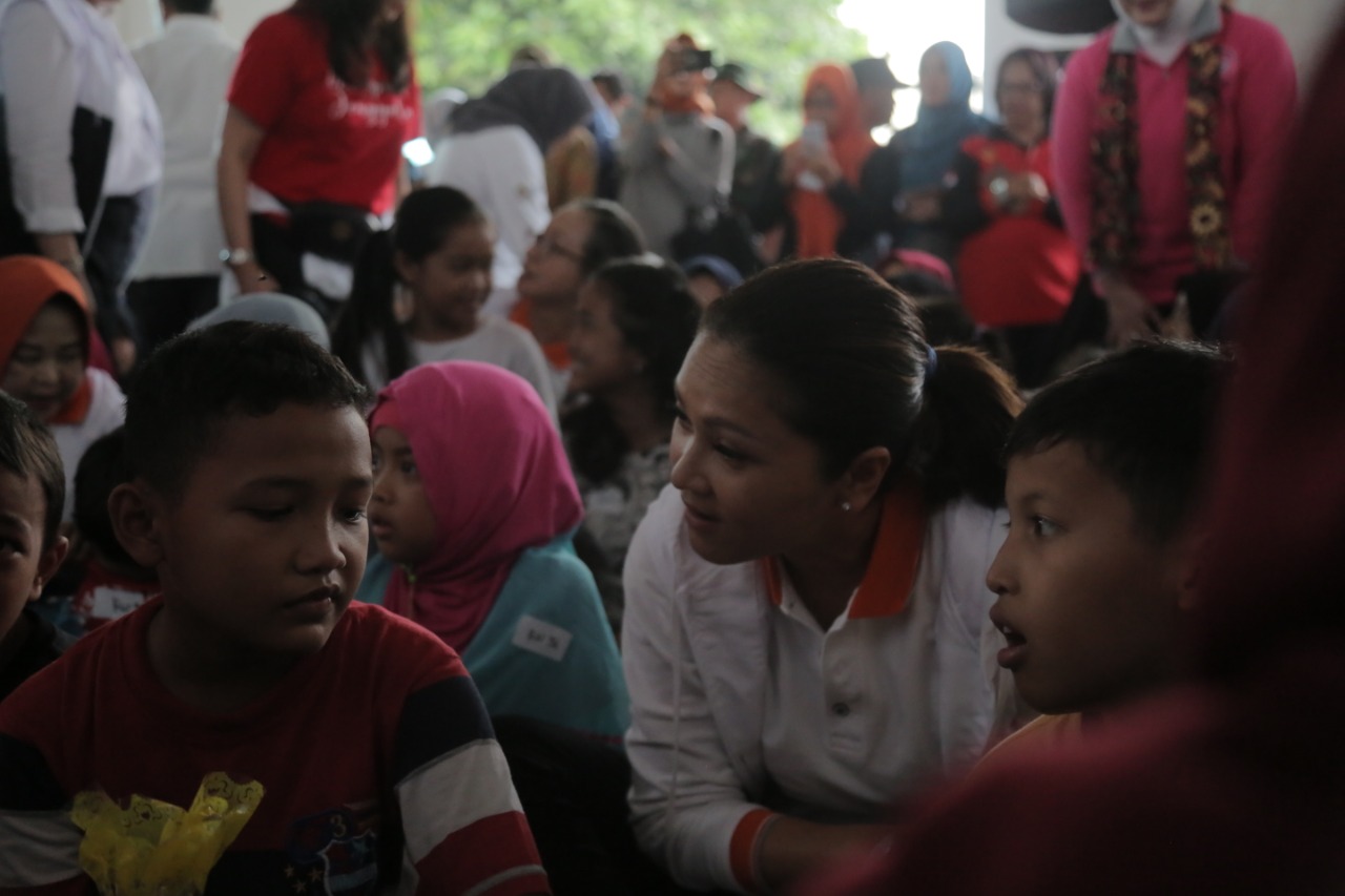 Istri Mensos Hibur Anak-anak Korban Banjir Bojongkulur