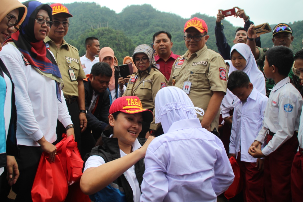 Datangi Lokasi Banjir, Istri Mensos Beri Semangat Anak-anak dan Tinjau Pencairan Bansos PKH