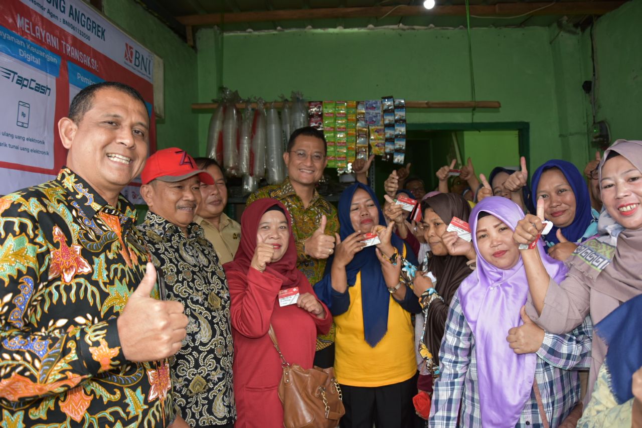 Making Sure the Basic Food Program is Running, Social Minister Visits Two e-Warong in Bogor and Cianjur