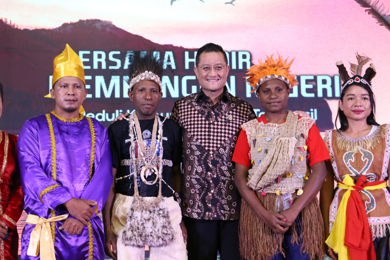 Minister of Social Affairs and the Business Discuss Caring for Remote Indigenous Communities