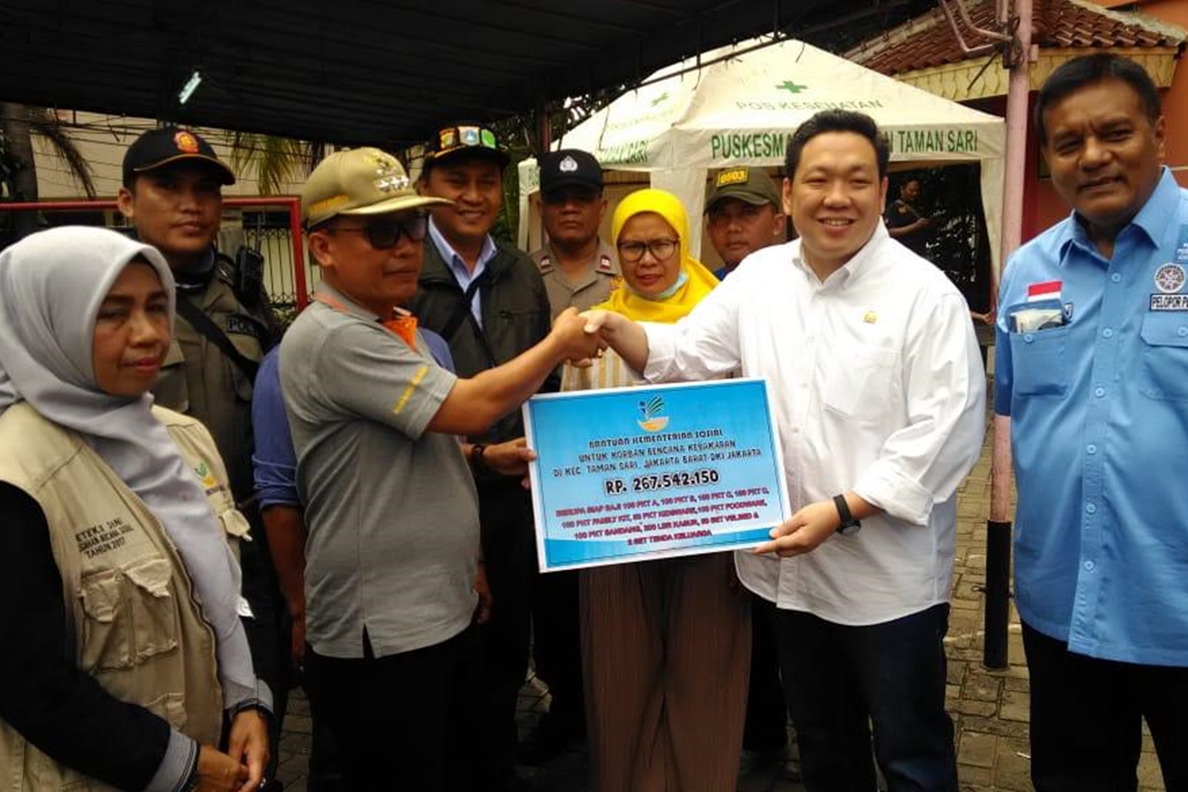 Ministry of Social Affairs Distributes Aid for Taman Sari Fire Survivors