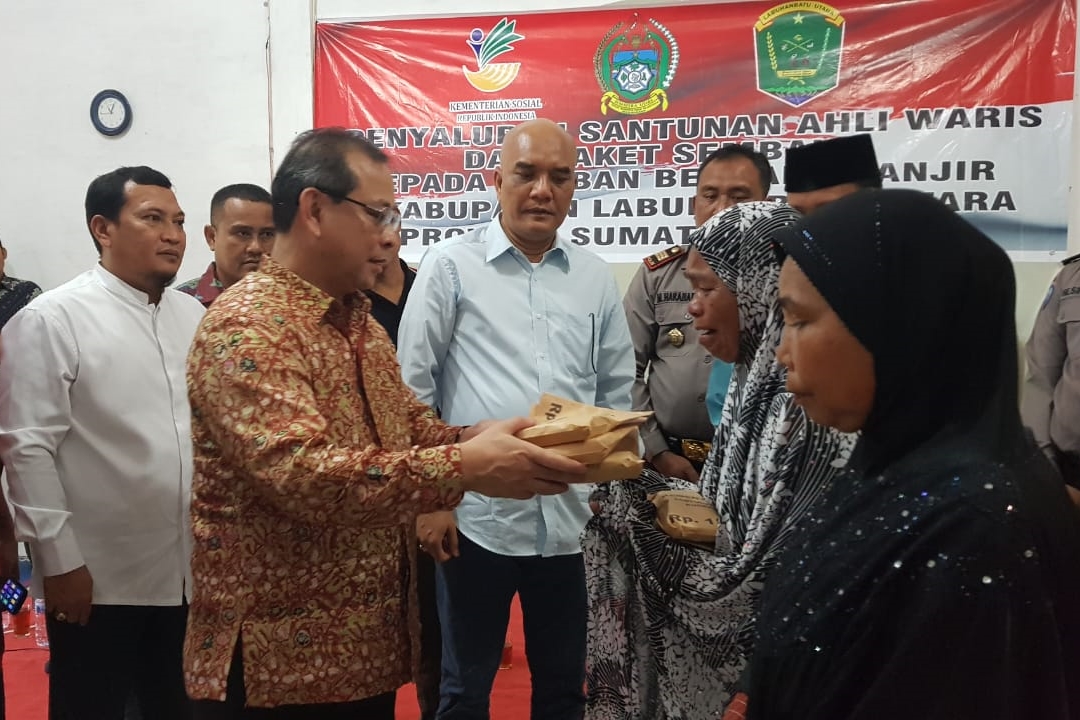 Kemensos Serahkan Bantuan Untuk Korban Banjir Bandang di Labuhanbatu Utara