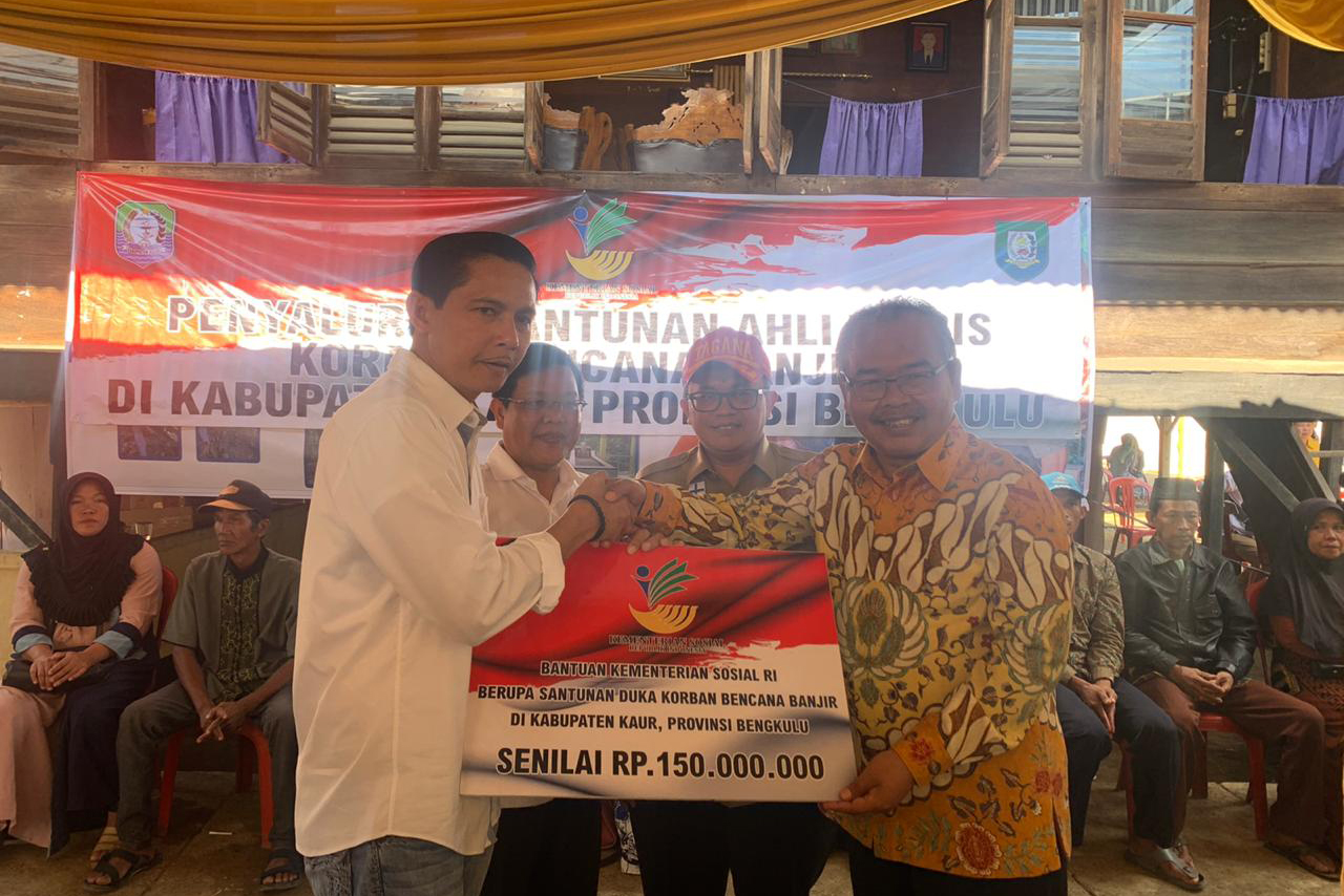 Ministry of Social Affairs Provides Compensation for Victims of Death Due to Floods in Bengkulu