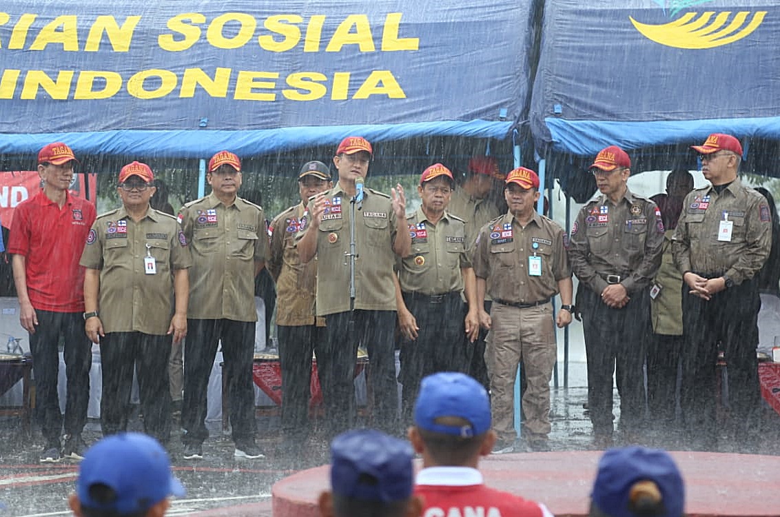 Mensos Sampaikan Arahan kepada Tagana di Tengah Hujan Deras