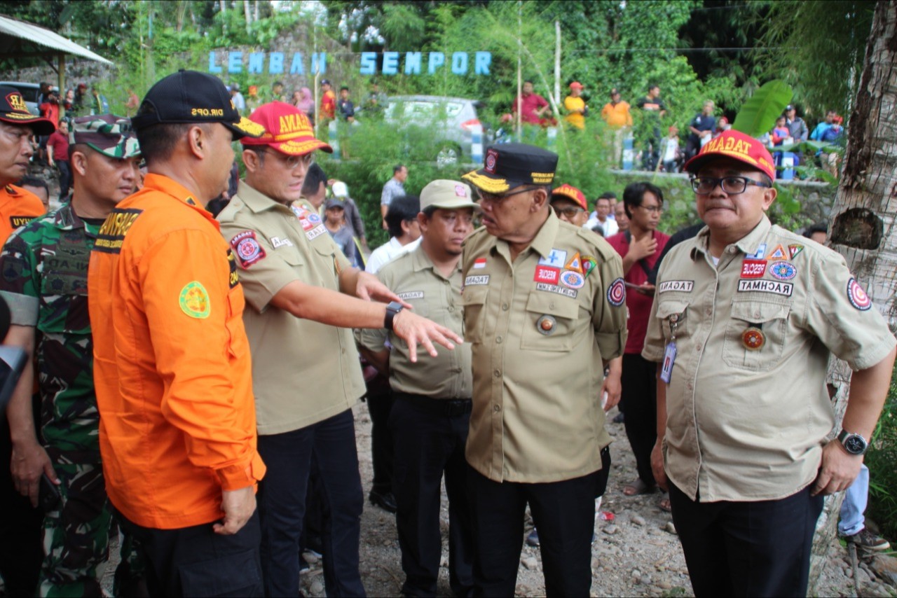 Mensos Kunjungi Korban Susur Sungai SMP 1 Turi dan Serahkan Santunan