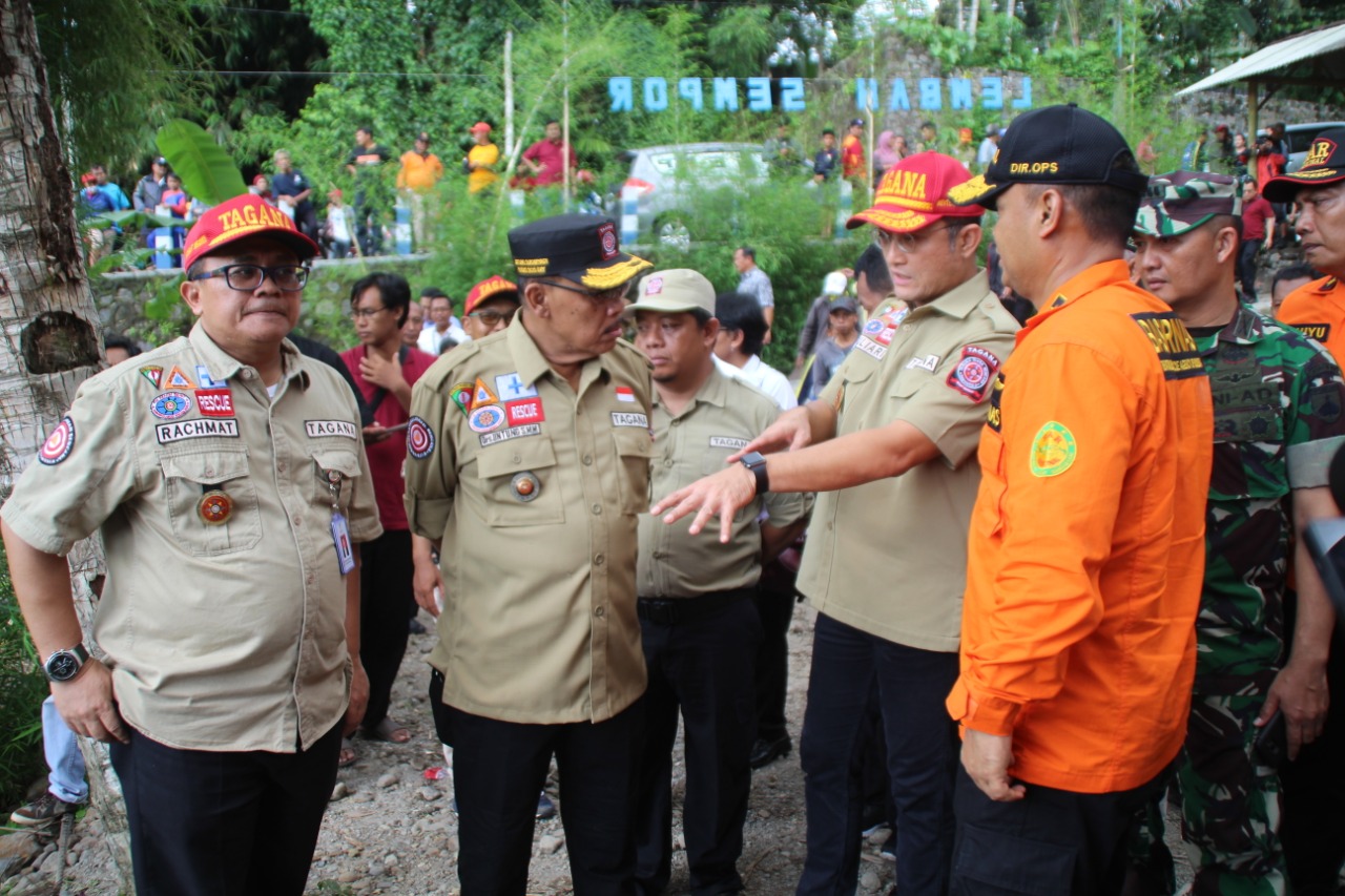 Minister of Social Affairs Visits the Victims of River Tracing at SMPN 1 Turi and Gives Donation