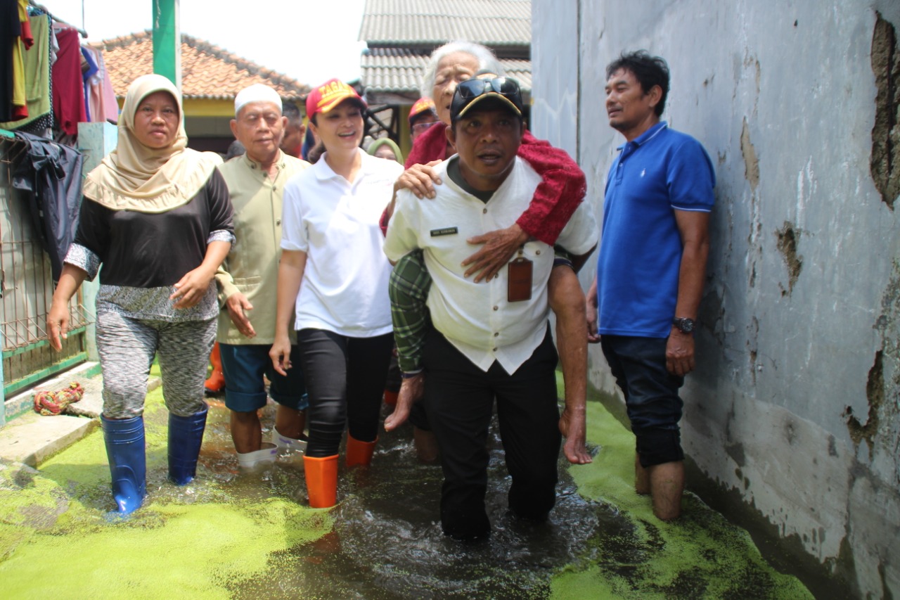 Social Minister's Wife Gives Aid to North Jakarta Flood Victims and Evacuates Elderly