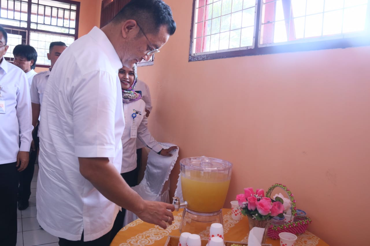 Tiba di Kota Kelahiran Fatmawati, Mensos Cicipi Sirup Kalamansi Buatan BRSPDM "Dharma Guna"