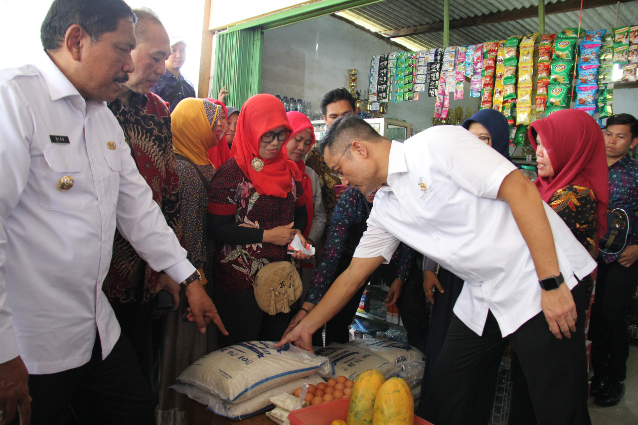 Minister of Social Affairs Inaugurates Basic Food Program in Bengkulu Province