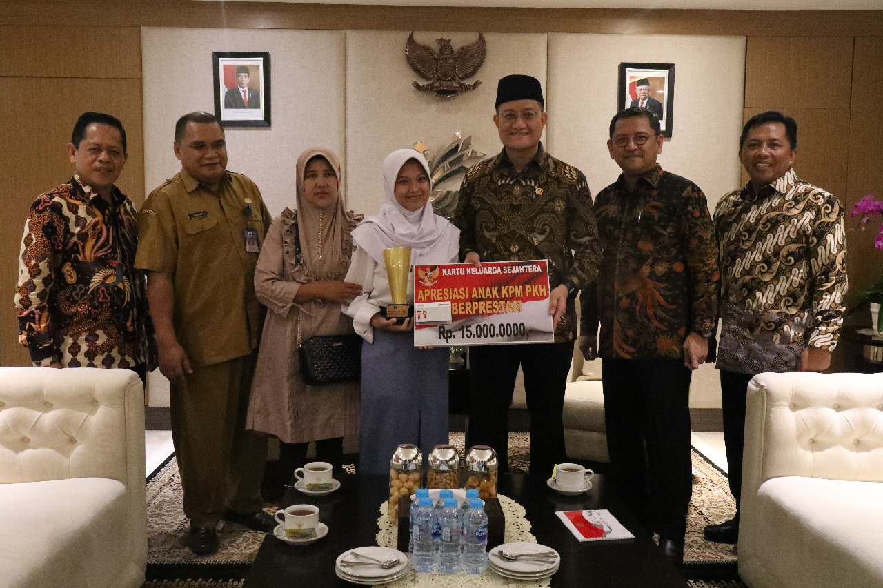 Minister of Social Affairs Gives Rp25 Million to KPM PKH Children of International Science Competition Participants