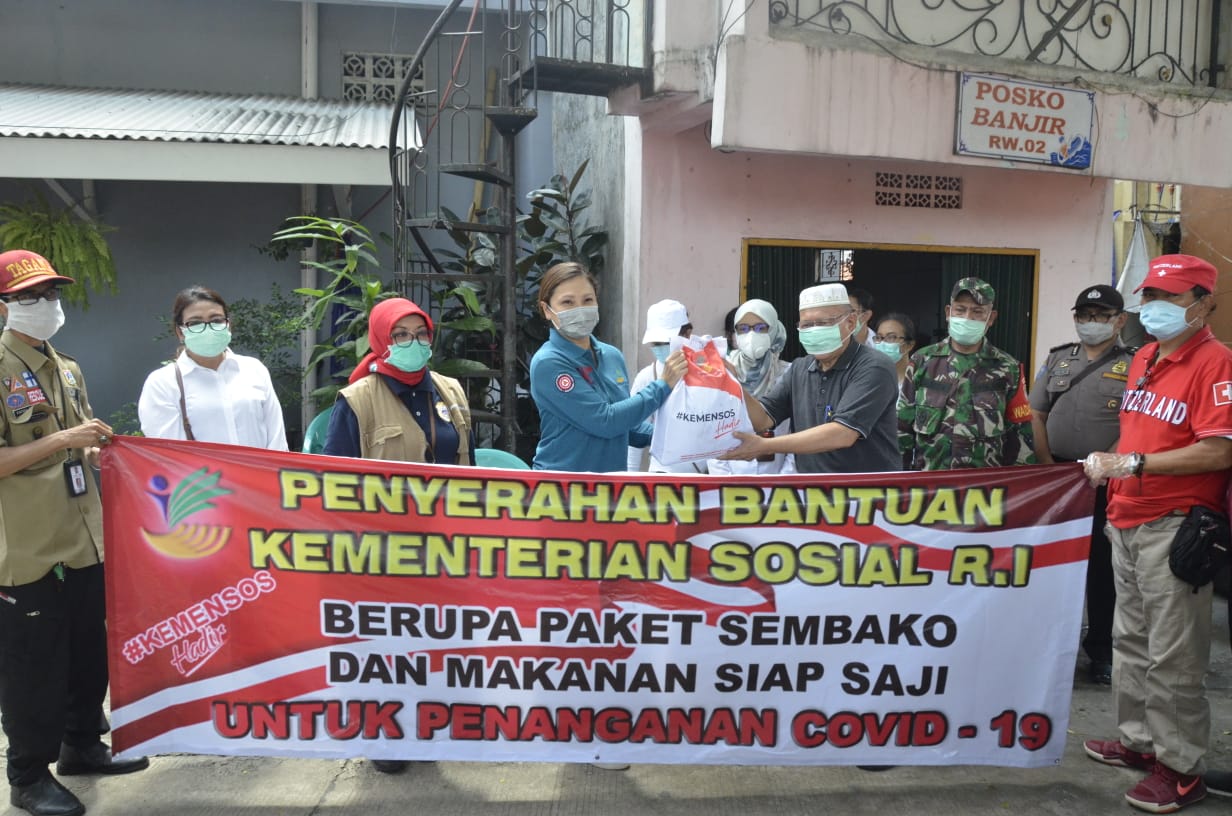 Kemensos Serahkan Langsung Paket Sembako dan Makanan kepada Warga Jakarta Selatan