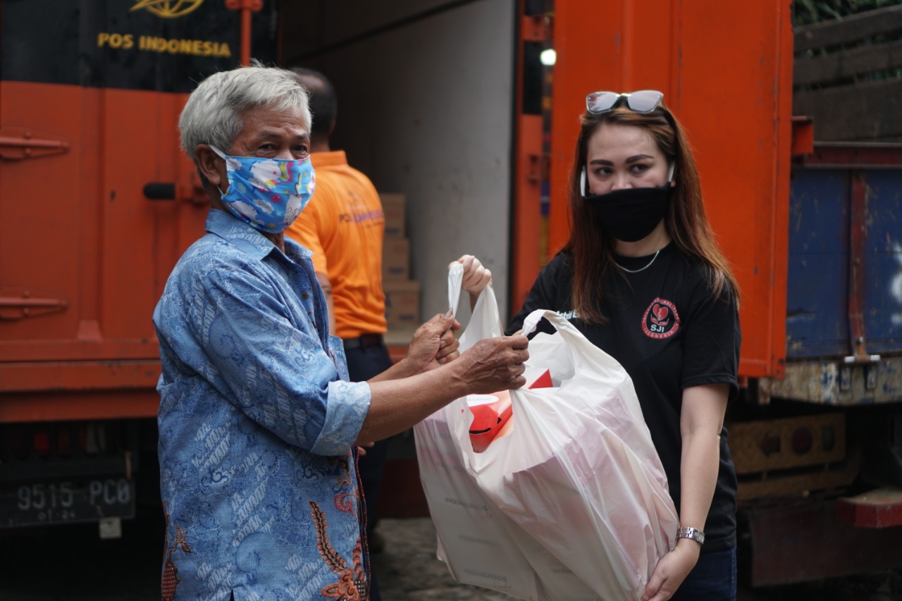 Warga Kampung Pemulung Pancoran Terima Bantuan Sembako dari Kemensos