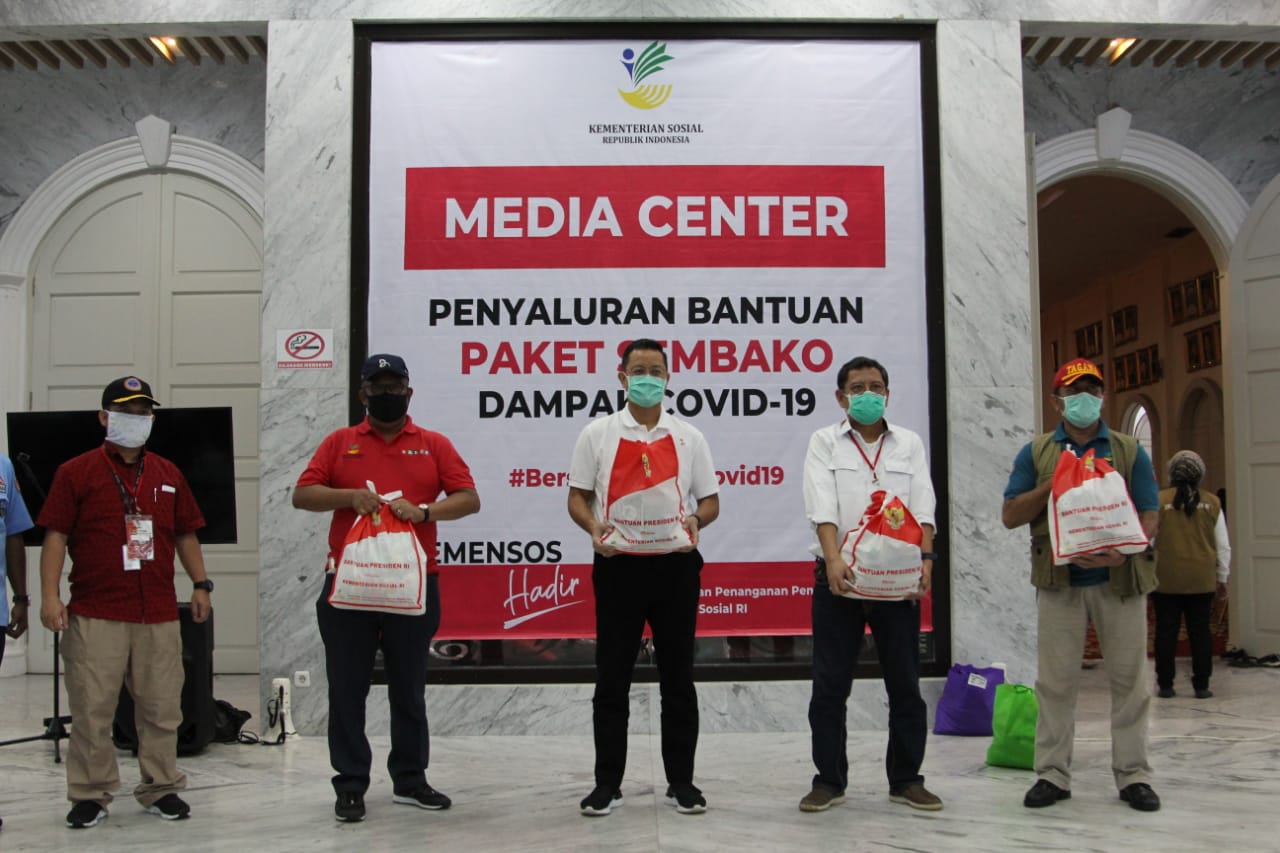 Dapur Umum Kemensos Sediakan Makanan bagi Warga Terdampak COVID-19