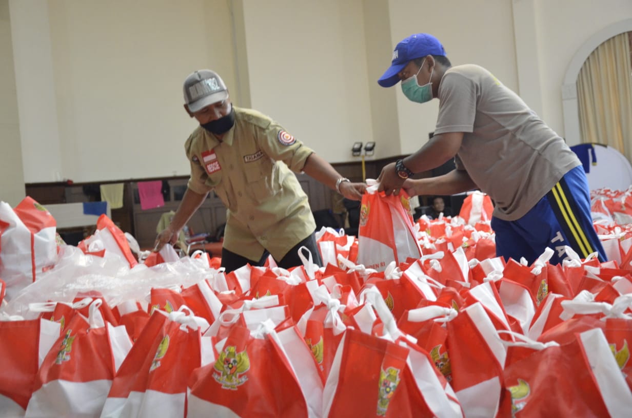 Kemensos Tambah 100.000 Paket Sembako dan Makanan Bagi Warga Terdampak COVID-19