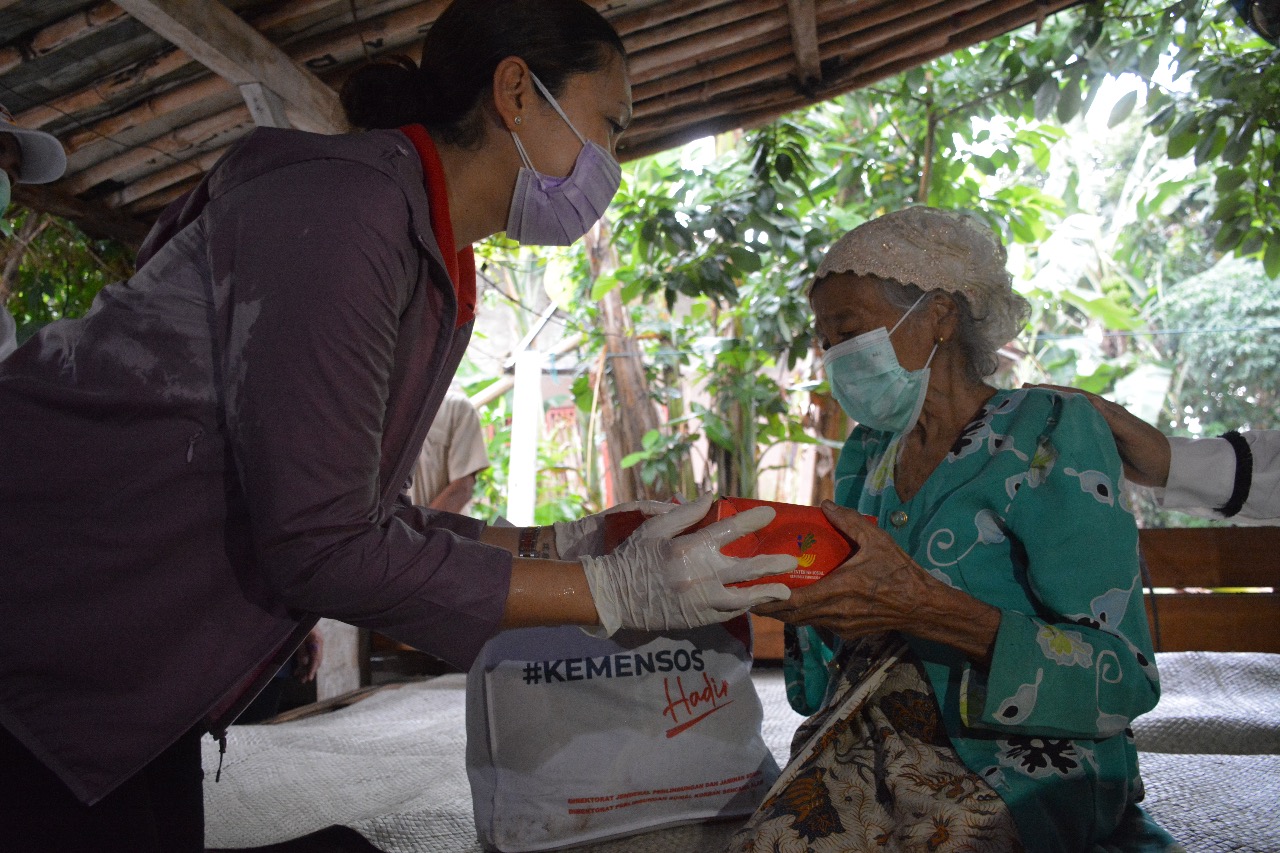 Kemensos Salurkan 2.000 Paket Sembako dan Nasi Kotak di Tangerang Selatan