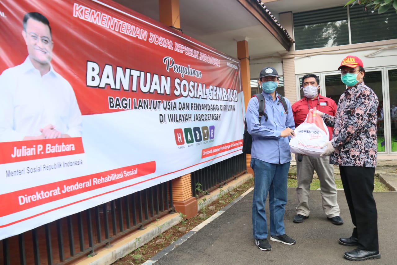 Merespon Pandemi COVID-19, Kemensos Salurkan Bantuan Sembako