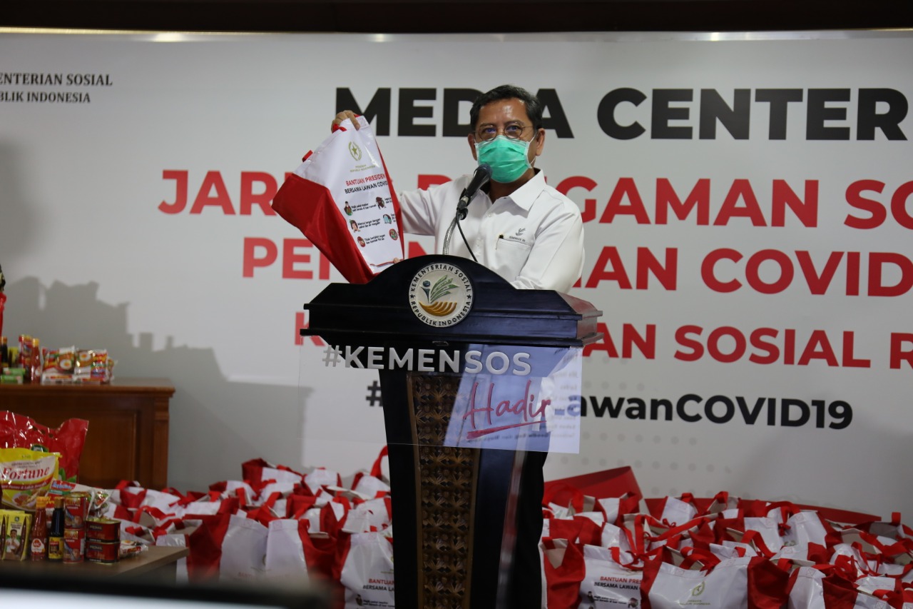 Ministry of Social Affairs Distributes Basic Food Aid from the President of the Republic of Indonesia in Handling COVID-19