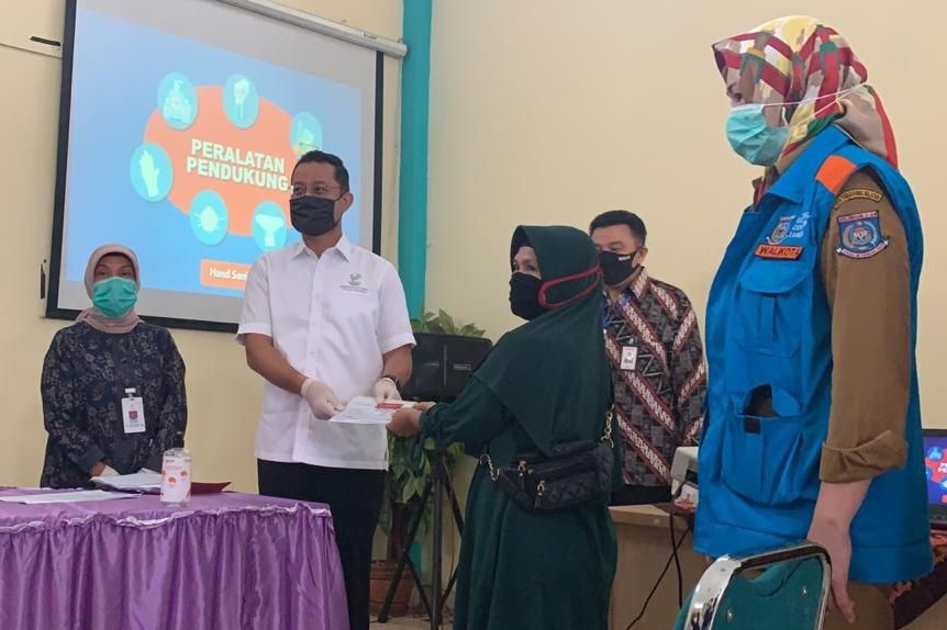 Mensos Tinjau Penyerahan KKS kepada KPM di Kota Tangerang Selatan