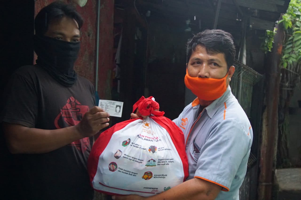 Shocked and Proud, Reaction of Lubang Buaya Residents When Receiving Groceries