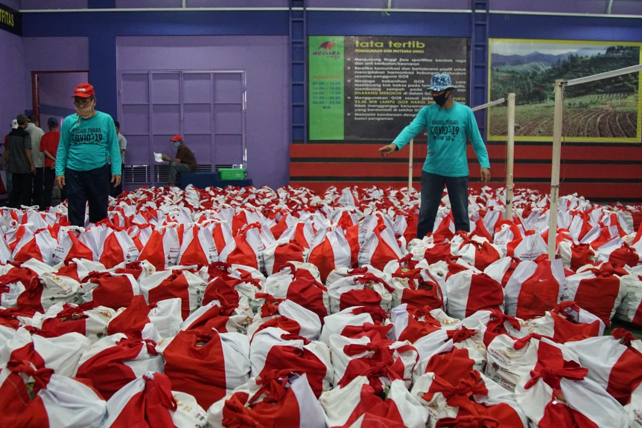 Residents of RW 10 Lubang Buaya Subdistrict Receive Basic Food Assistance