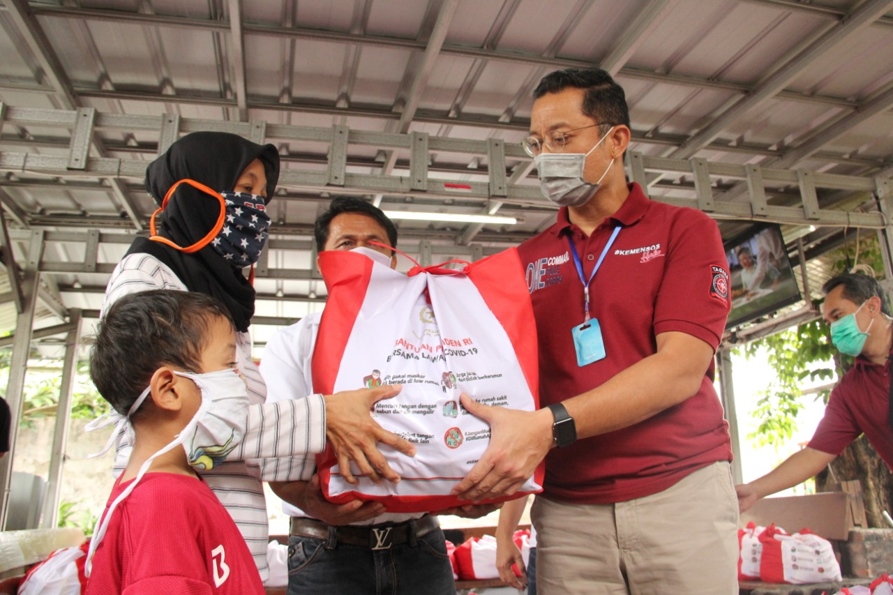 Mensos Tinjau Langsung Penyaluran Sembako di Beberapa Wilayah DKI Jakarta