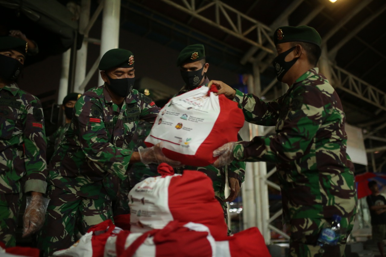 Indonesian National Army Helps the Ministry of Social Affairs' Basic Food Distribution