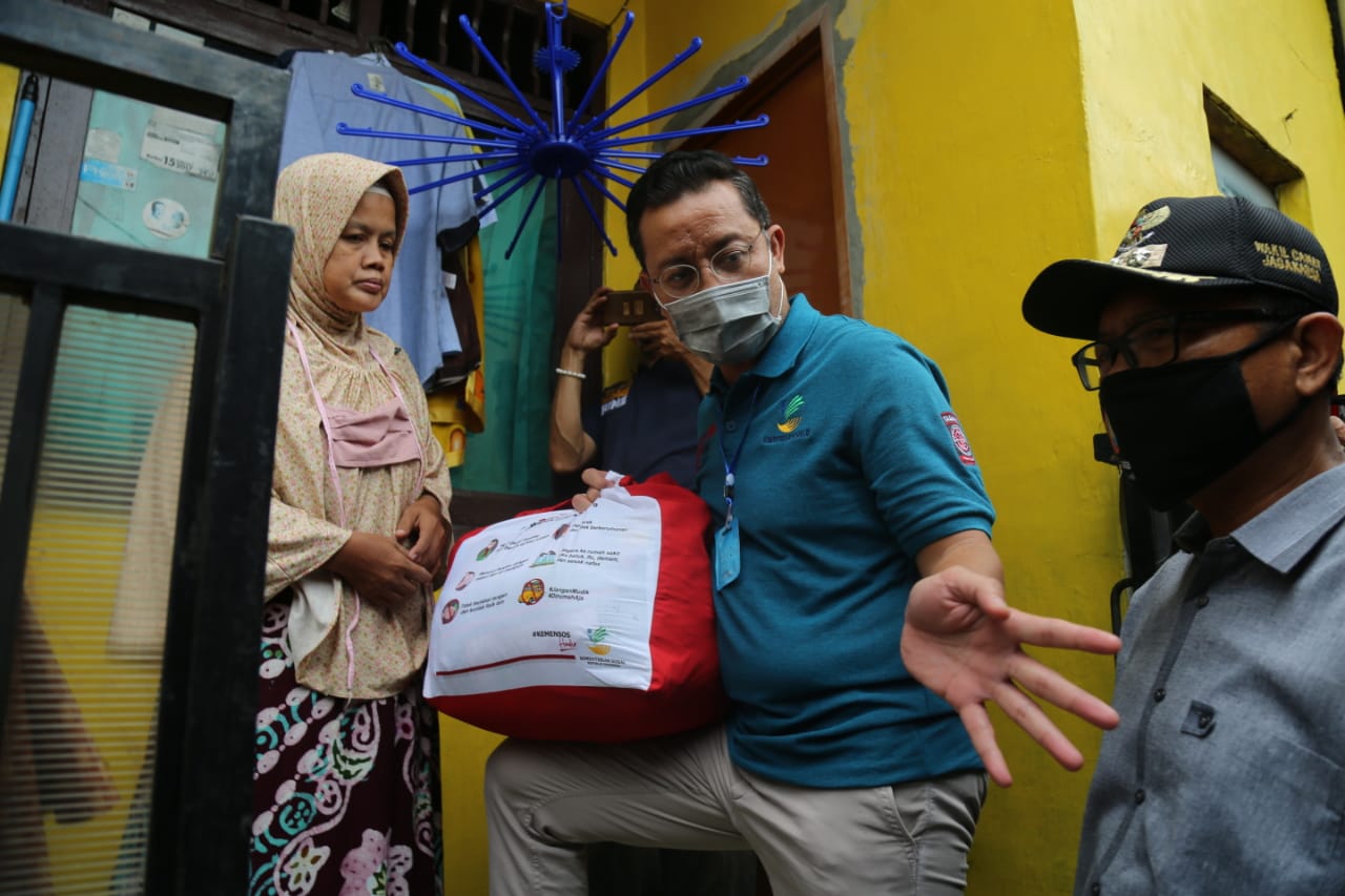 Mensos Juliari Salurkan Sembako, Wiwik Menangis, Tariah Berbagi Dengan Tetangga