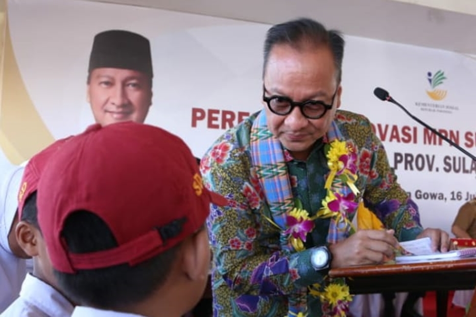 Minister of Social Affairs Distributed Aid for South Halmahera Earthquake Victims