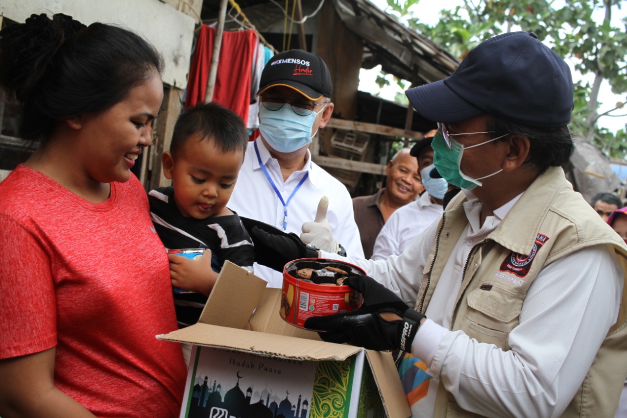 Kemensos Sambangi Kampung Komunitas Pemulung dan Salurkan Bantuan