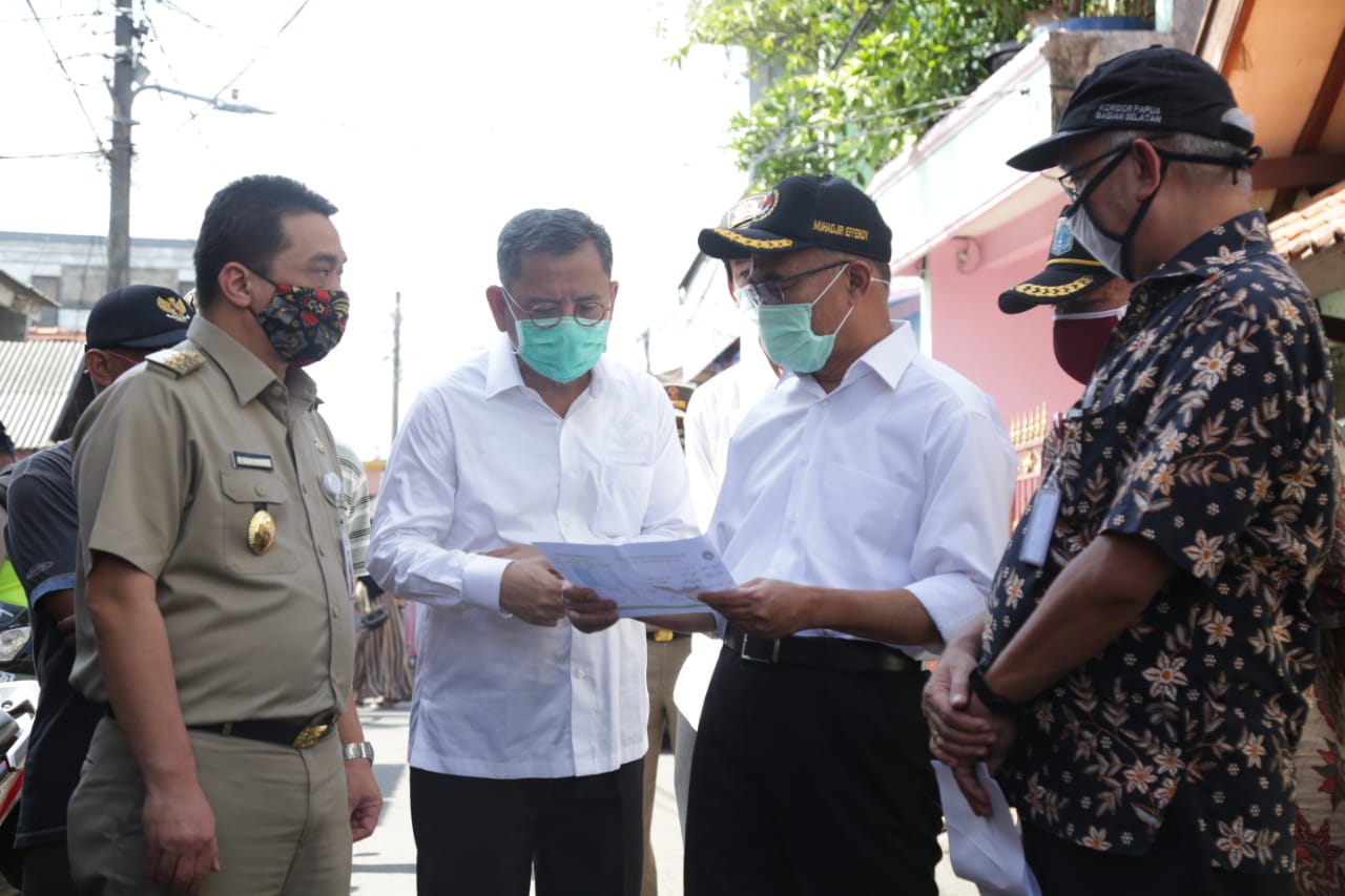 Bersama Dirjen Linjamsos, Menko PMK Blusukan ke Rumah Warga