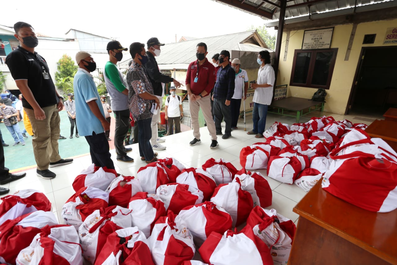 The Minister of Social Affairs Review the Distribution of Presidential Social Aid in Bekasi